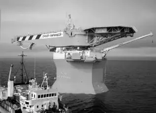Fixed offshore ice-resistent offtake structure